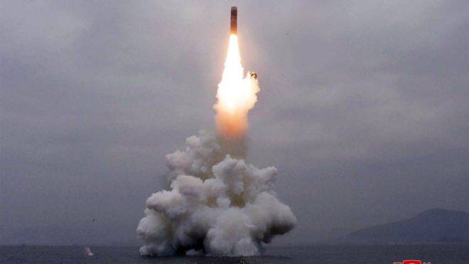 Lançamento de teste do novo míssil balístico lançado de submarino Pukguksong-3 na Baía de Wonsan, Coreia do Norte. Foto divulgada pela agência estatal KCNA em 3 de outubro de 2019