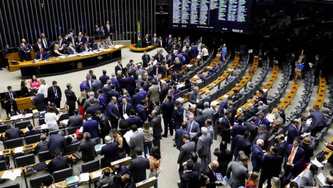Deputados e senadores reunidos para sessão do Congresso em 02/10/2019