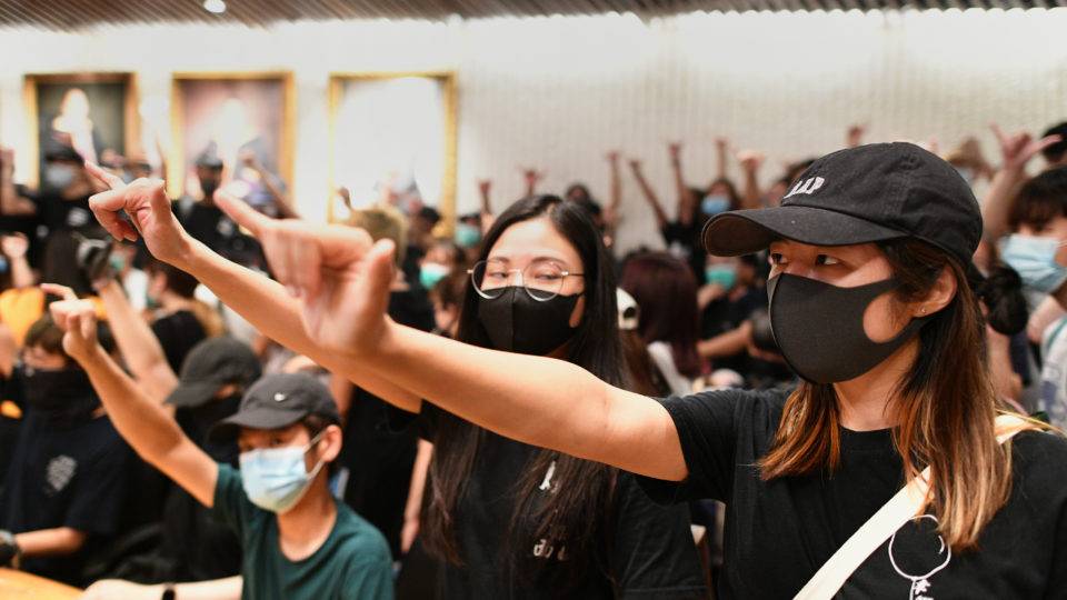 Manifestante baleado pela polícia em Hong Kong é acusado de motim e agressão Manifestantes protestam contra repressão policial em Hong Kong