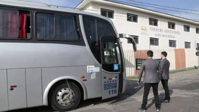 Motorista do ônibus escolar foi baleado no bairro Alto Boqueirão.