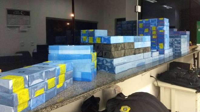 Celulares apreendidos pela PRF na BR-116 em São José dos Pinhais.