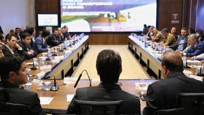 Carlos Massa Ratinho Junior (centro) na reunião em que assinou decreto que regulamenta programa de compliance no estado