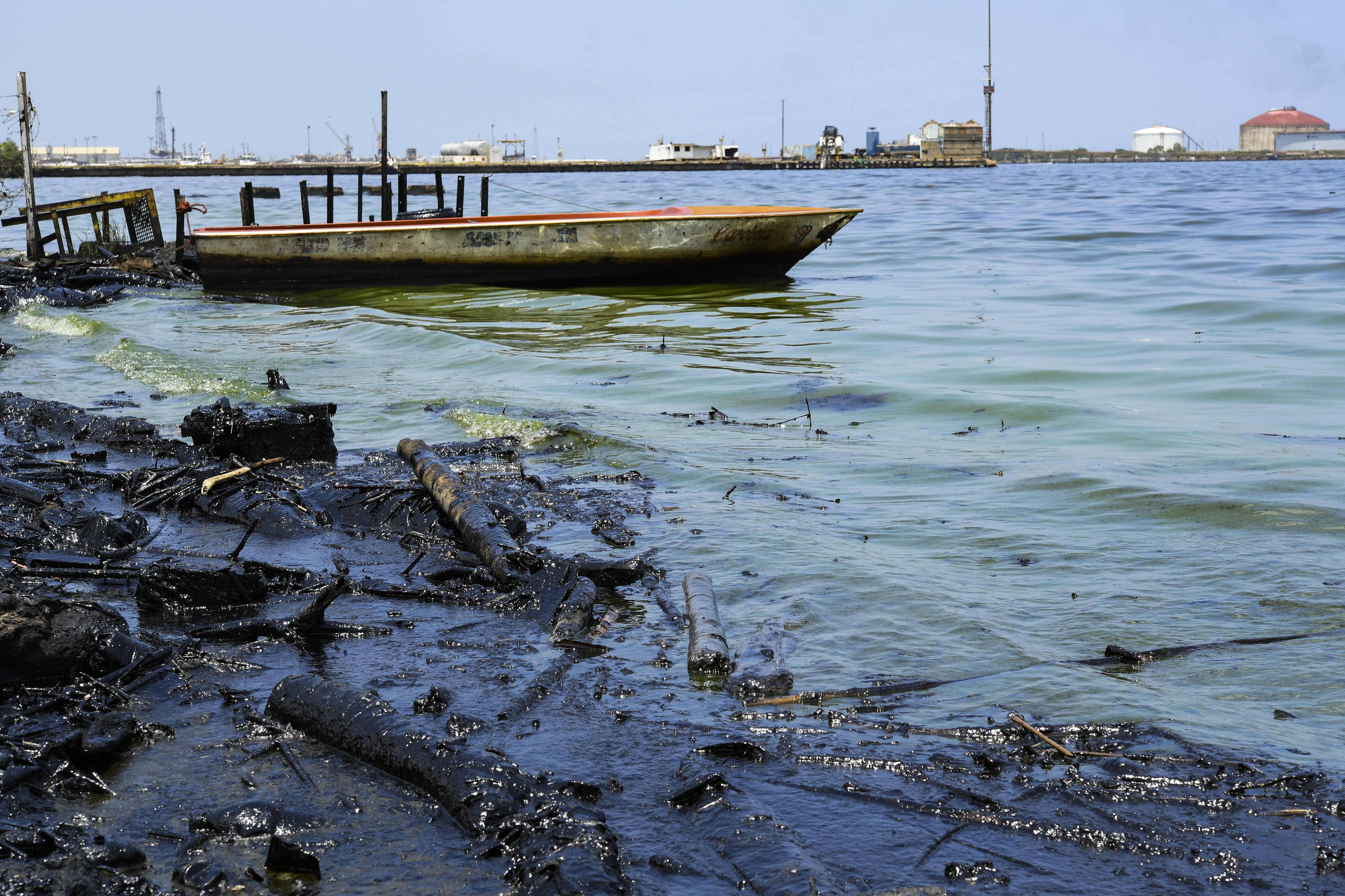 Derramamento de petróleo na margem do lago Maracaibo em Cabimas, perto de Maracaibo, estado de Zulia, Venezuela | FOTO: YURI CORTEZ/AFP Derramamento de petróleo na margem do lago Maracaibo em Cabimas, perto de Maracaibo, estado de Zulia, Venezuela | FOTO: YURI CORTEZ/AFP