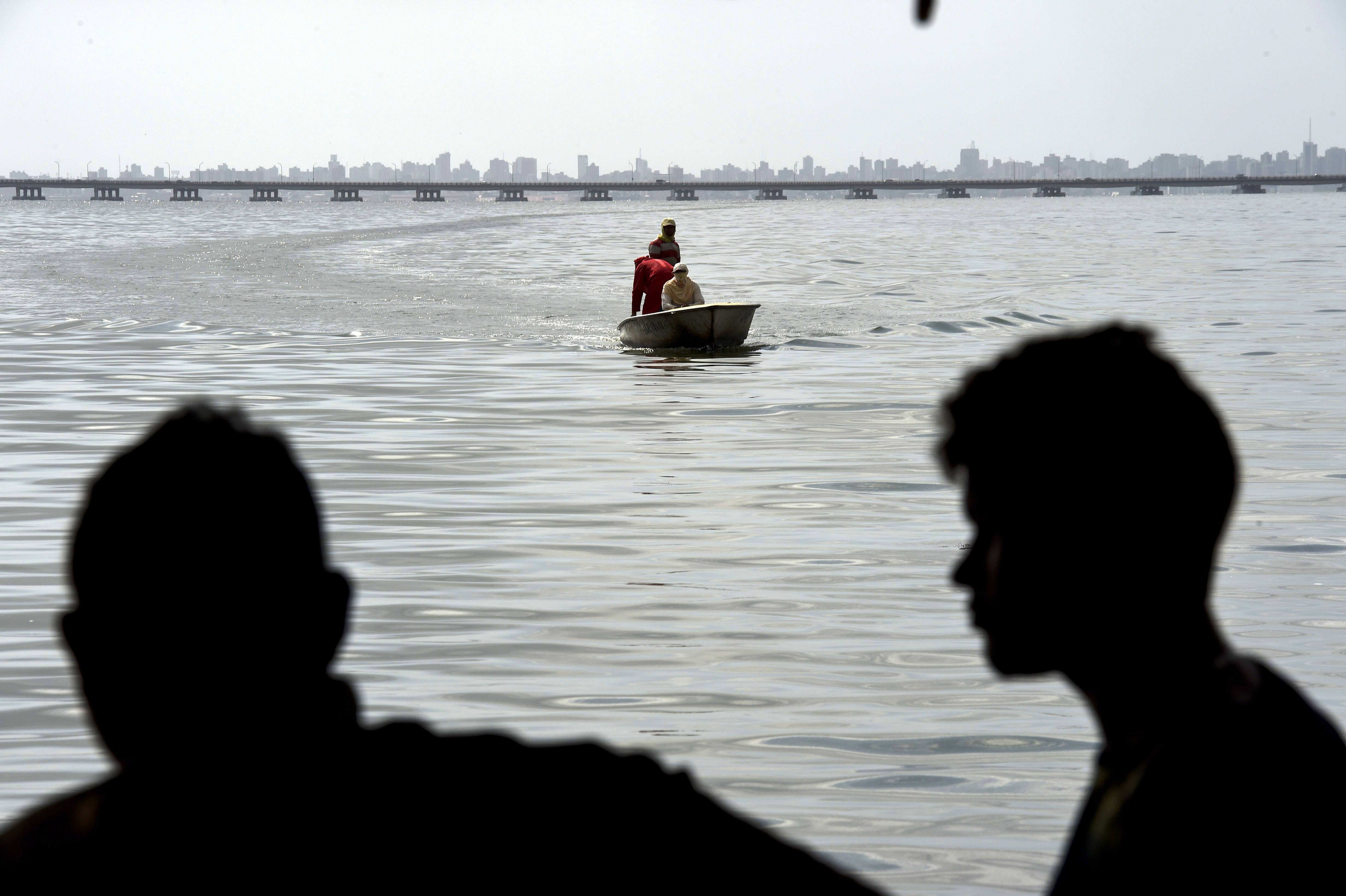 Moradores retornam após pescar nas águas poluídas do lago Maracaibo | Foto: YURI CORTEZ/AFP Moradores retornam após pescar nas águas poluídas do lago Maracaibo | Foto: YURI CORTEZ/AFP