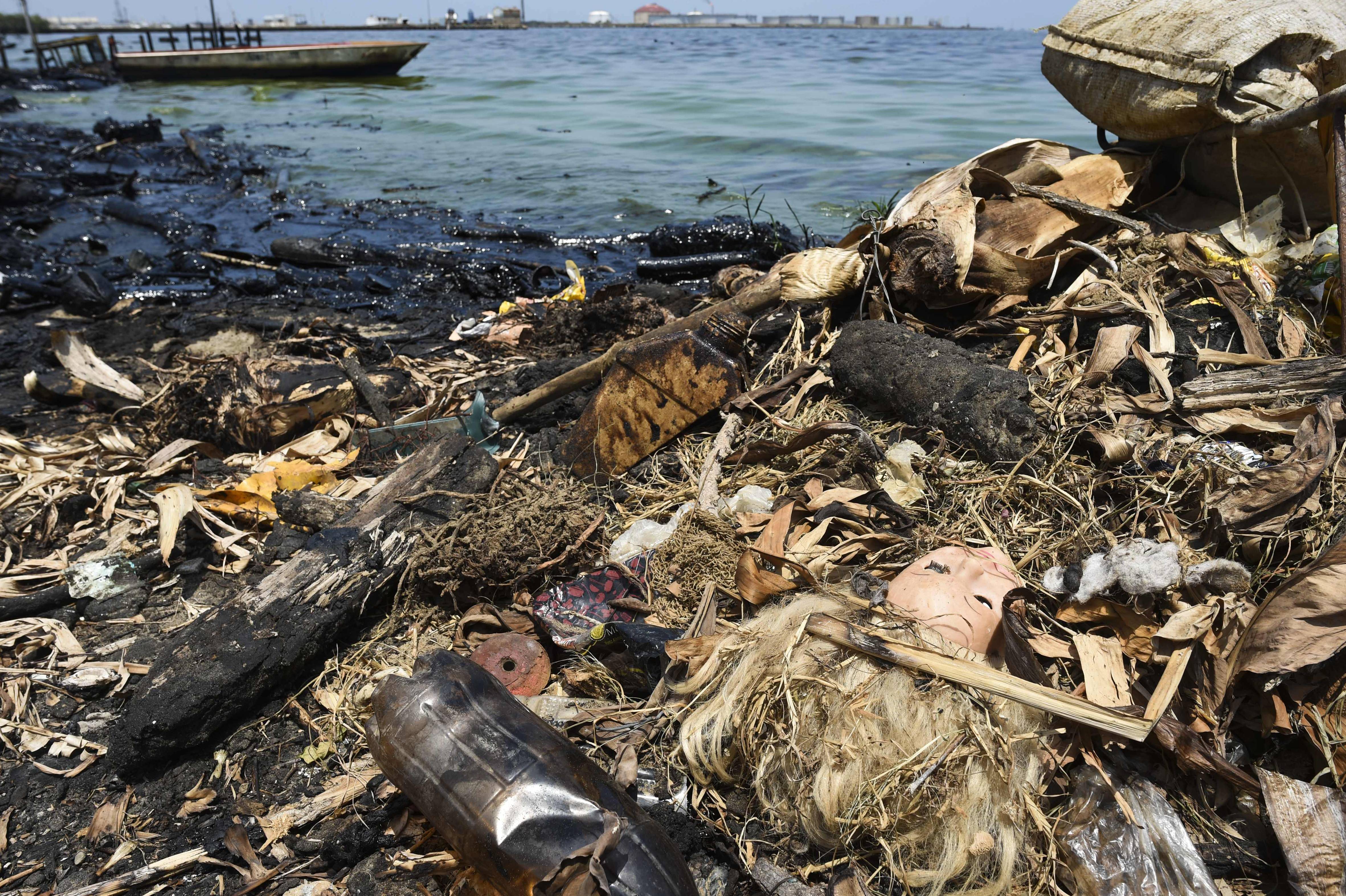 Derramamento de petróleo na margem do lago Maracaibo em Cabimas, perto de Maracaibo, estado de Zulia, Venezuela | FOTO: YURI CORTEZ/AFP Derramamento de petróleo na margem do lago Maracaibo em Cabimas, perto de Maracaibo, estado de Zulia, Venezuela | FOTO: YURI CORTEZ/AFP
