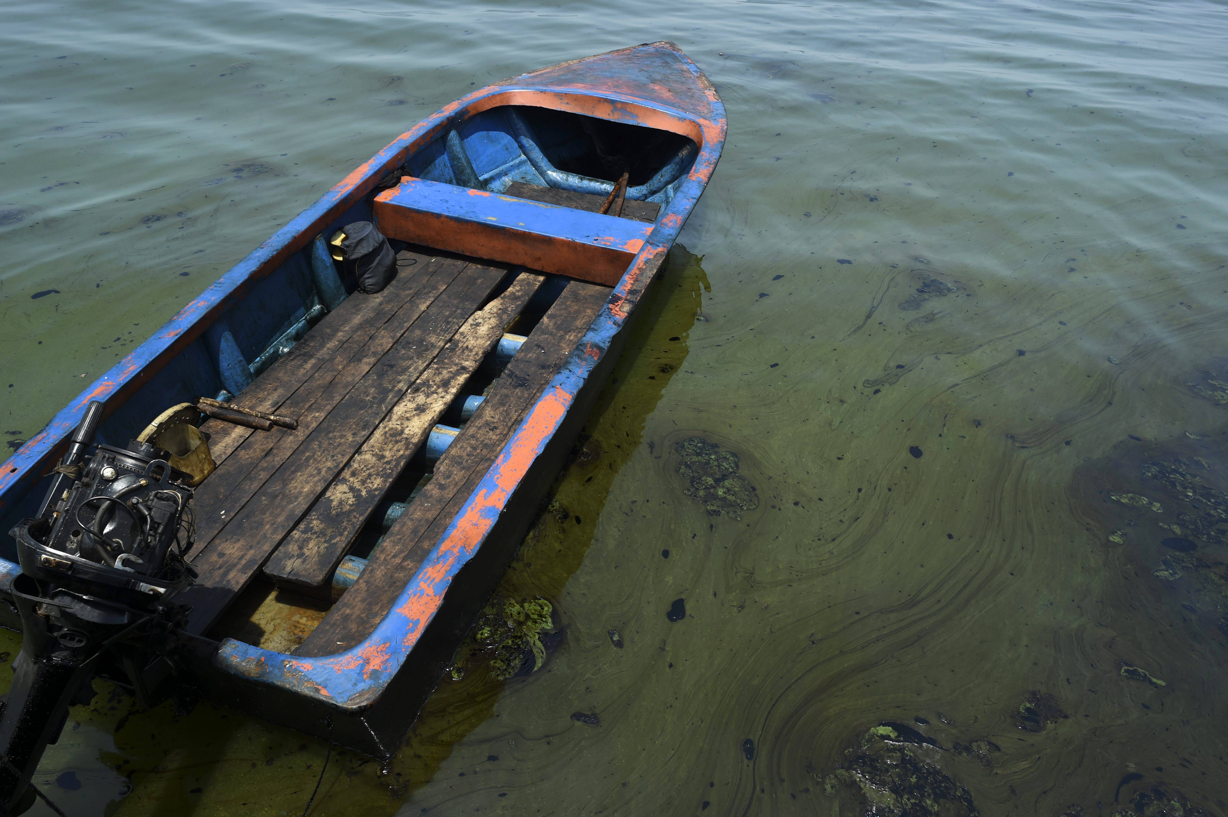 Derramamento de petróleo na margem do lago Maracaibo em Cabimas, perto de Maracaibo, estado de Zulia, Venezuela | FOTO: YURI CORTEZ/AFP Derramamento de petróleo na margem do lago Maracaibo em Cabimas, perto de Maracaibo, estado de Zulia, Venezuela | FOTO: YURI CORTEZ/AFP