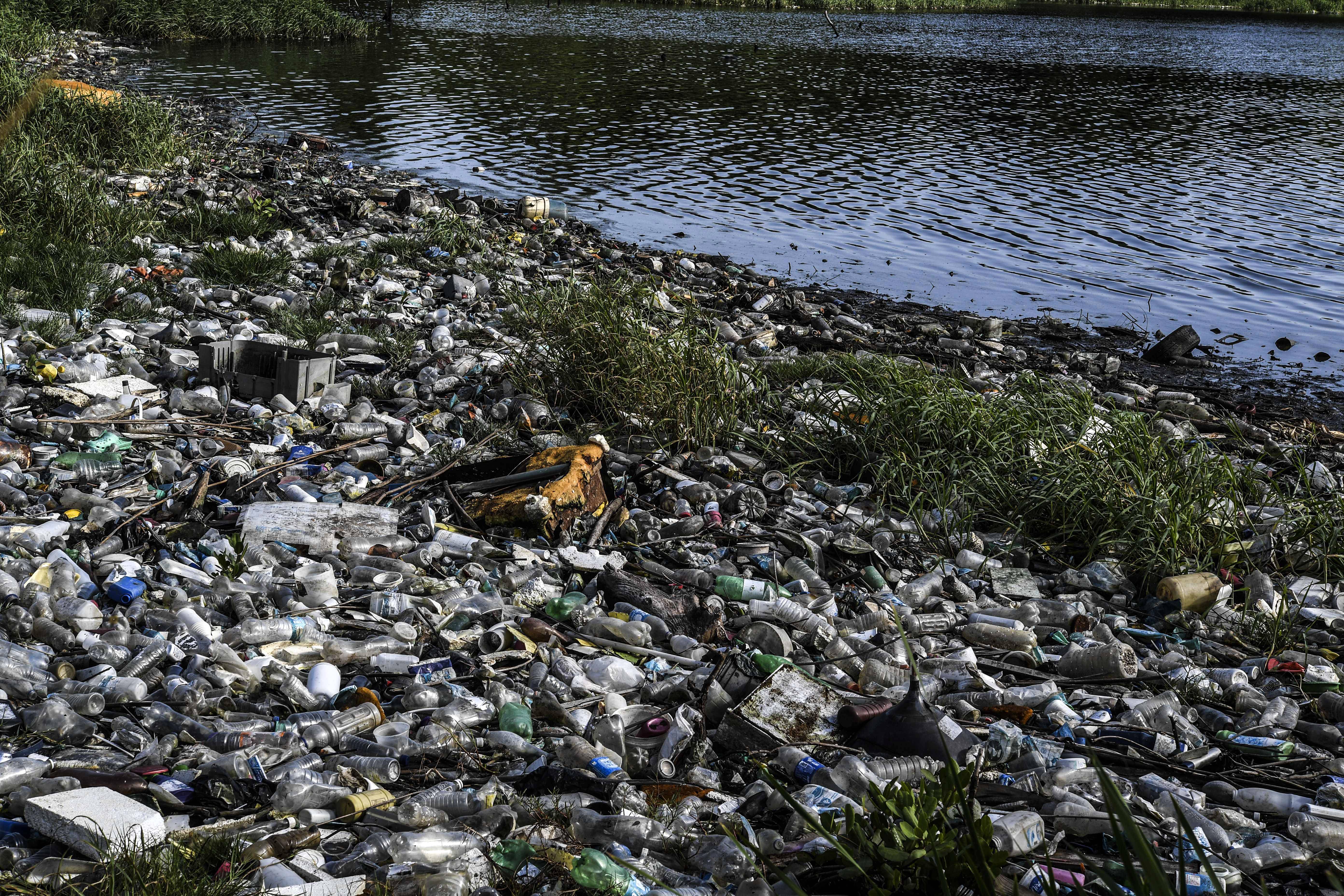 Lixo nas margens do poluído lago Maracaibo | Foto: YURI CORTEZ / AFP Lixo nas margens do poluído lago Maracaibo | Foto: YURI CORTEZ / AFP