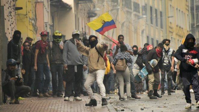 Manifestantes entram em confronto com a polícia de choque durante greve dos transportes contra medidas econômicas do presidente equatoriano Lenin Moreno, em Quito, 3 de outubro de 2019