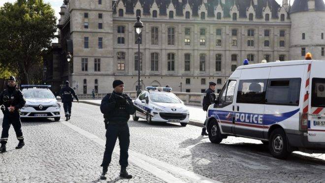 Policiais perto da sede da polícia de Paris, 3 de outubro de 2019, após o assassinato de 4 policiais em um ataque a faca