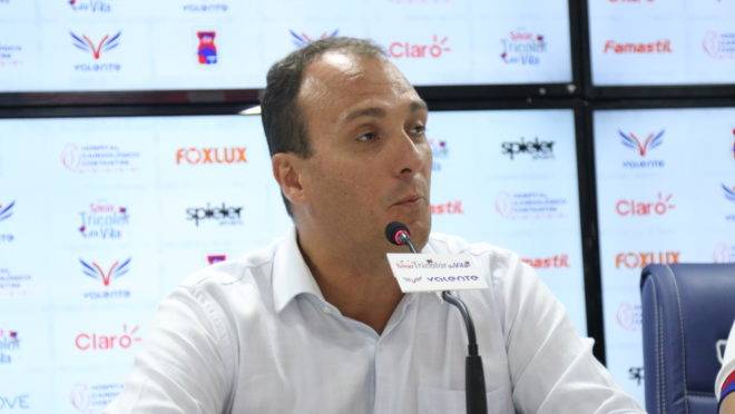 Alex Brasil explicou situação do zagueiro Fabrício