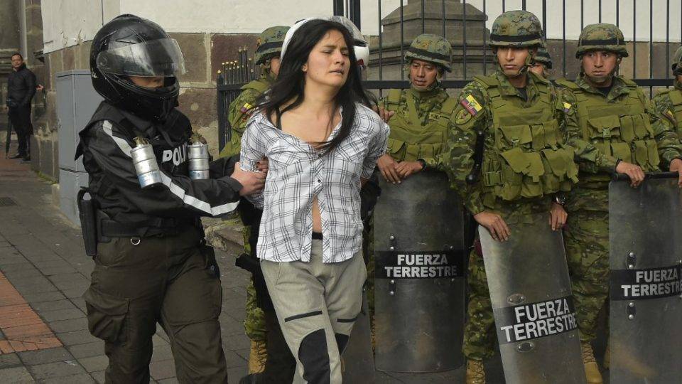 Quase 300 pessoas são presas em protestos no Equador A demonstrator is detained during clashes which erupted during a transport strike against the economic policies of the government of Ecuadorean President Lenin Moreno regarding the agreement signed on March with the International Monetary Fund (IMF), on October 3, 2019. – The Ecuadorean government confirmed possible labour and tax reforms as established in the agreement, Economy Minister Richard Martinez stated -a day after announcing the elimination of fuel subsidies. (Photo by Rodrigo BUENDIA / AFP)