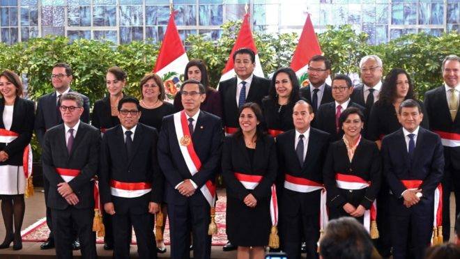 O presidente do Peru, Martín Vizcarra, com o seu novo gabinete de ministros durante cerimônia de posse, em Lima, 3 de outubro de 2019