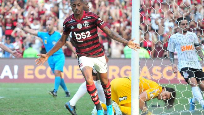 Flamengo lidera o Brasileirão com folga