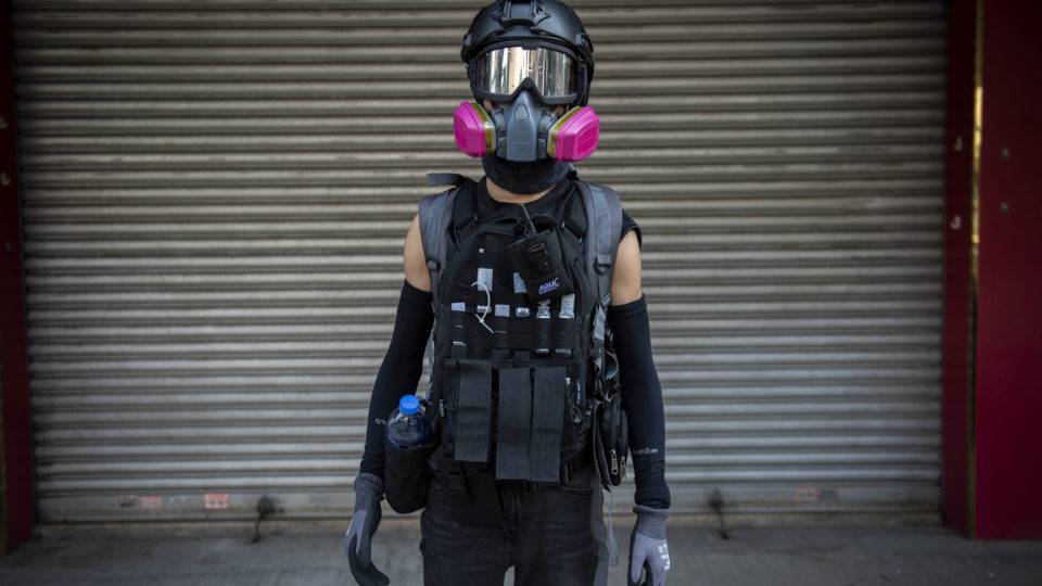Hong Kong proíbe uso de máscaras em protestos Manifestante pró-democracia usando máscara
