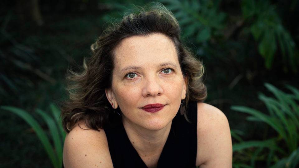 “O quarto branco”, de Gabriela Aguerre, discute a maternidade e o autoritarismo "O quarto branco" narra muitas perdas — desde a dor de perder a irmã gêmea, o filho, o pai, um relacionamento e um país, e a ele regressar.