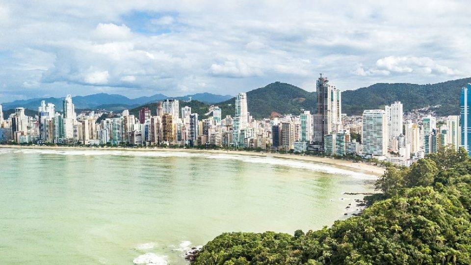 Com novo porto, Balneário Camboriú vai receber 300 mil turistas por ano De acordo com projeções do Ministério do Turismo, pelo menos cinco navios deverão atracar no novo porto, atraindo mais 300 mil turistas na costa brasileira, sendo 120 mil estrangeiros.