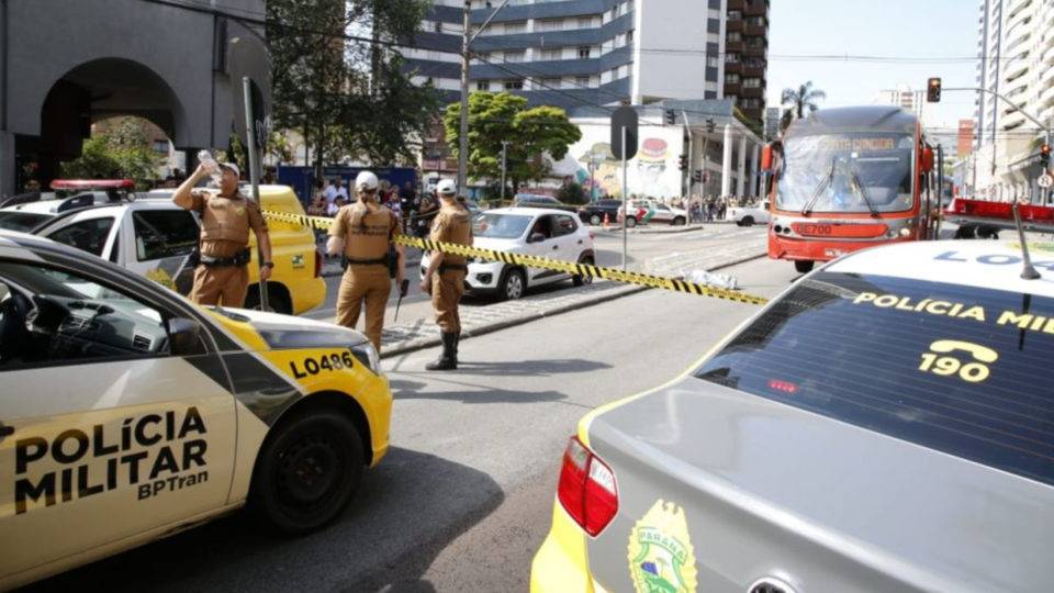 Mulher morre atropelada por biarticulado no Água Verde Idosa morreu ao ser atropelada por biarticulado na Avenida República Argentina.