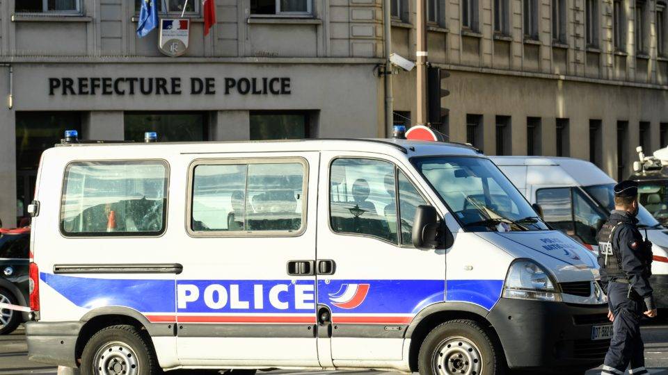 Homem que matou policiais na França recém havia se convertido ao Islã Policiais montam guarda perto da sede da polícia
