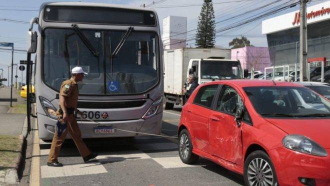Acidente entre Inter 2 e carro tumultuou o trânsito no bairro Seminário.