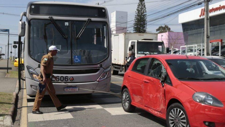 Três passageiras ficam feridas em acidente entre ônibus Inter 2 e carro Acidente entre Inter 2 e carro tumultuou o trânsito no bairro Seminário.