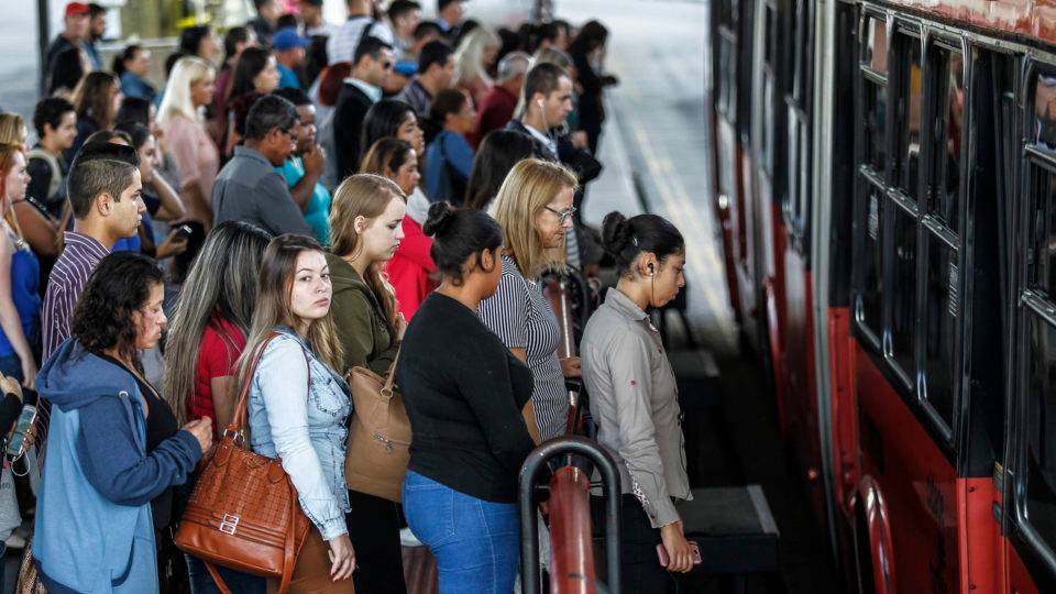 Famílias brasileiras gastam mais com transporte do que com alimentação A fatia de recursos destinada ao transporte foi de 18,1% em 2017-2018