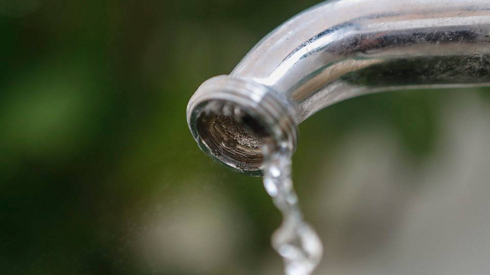 Obras deixam 27 bairros de Curitiba e região sem água neste fim de semana Falta de água em Curitiba no dia 6 de outubro