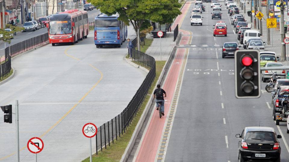 Biarticulado atropela ciclista em canaleta; é o 3° acidente com ônibus do dia em Curitiba Ciclofaixa na Marechal Floriano