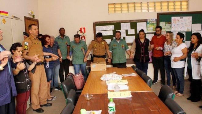 Tenente-coronel Arildo Medeiros Dias, comandante do Batalhão da Guarda, foi junto com religiosos na comunidade da Vila Ipanema, em Piraquara.