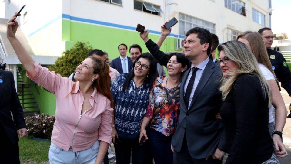 Moro é aplaudido no Paraná ao se recusar a comentar indiciamento de ministro Moro em São José dos Pinhais