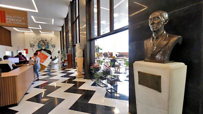 Conheça a história dos quatro bustos da Biblioteca Pública.