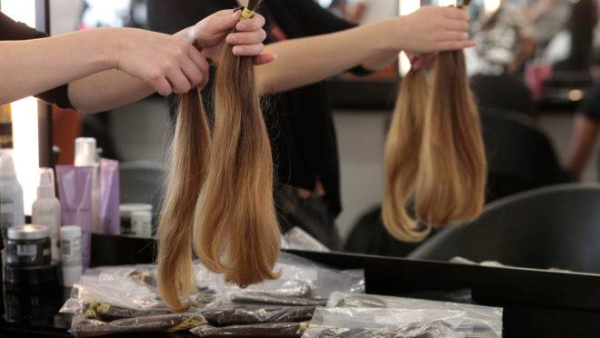 Campanha de doação de mechas de cabelo no salão Torriton, em Curitiba