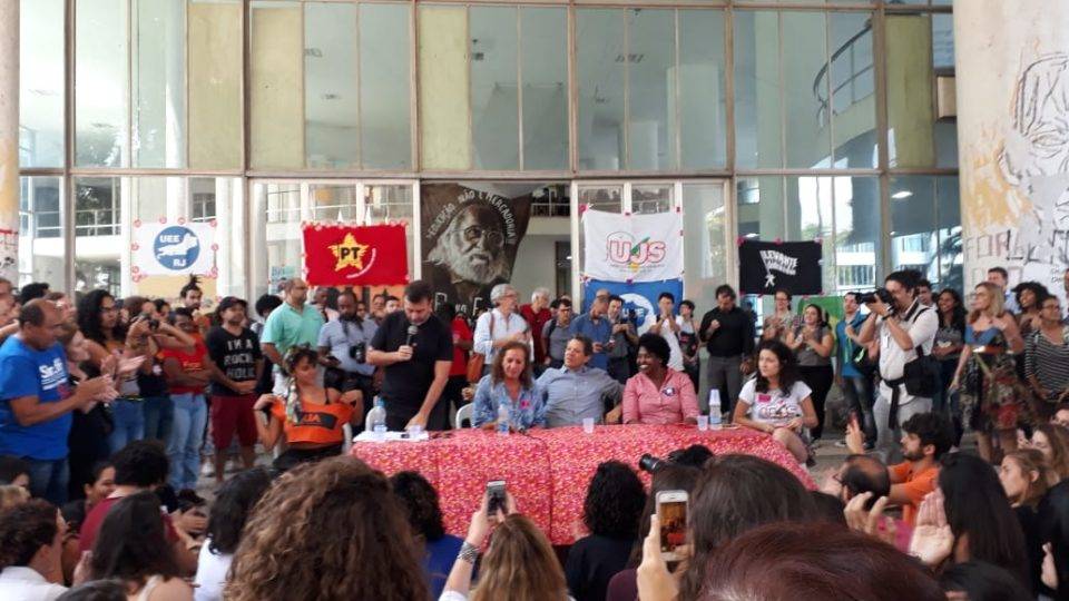 Haddad e Freixo na UFRJ: “é preciso resistência contra Bolsonaro misógino e fascista” Fernando Haddad (PT), Benedita da Silva (PT), Jandira Feghalli (PC do B), Marcello Freixo (PSOL): a universidade deve ser um lugar de resistência ao governo.