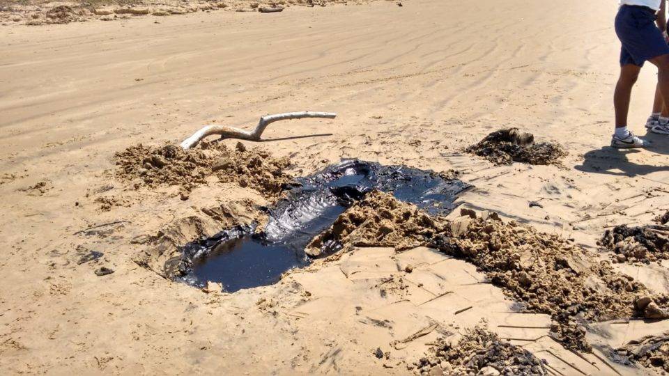 Manchas de óleo de origem desconhecida alcançam 124 praias no Nordeste Manchas de óleo em praia do Sergipe