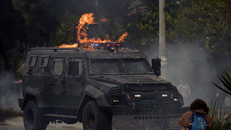 Moreno diz que não recuará de medida sobre combustíveis; 350 são presos em protestos Veículo da polícia em chamas durante protestos contra políticas econômicas do governo do presidente do Equador Lenín Moreno, em Quito, 4 de outubro de 2019