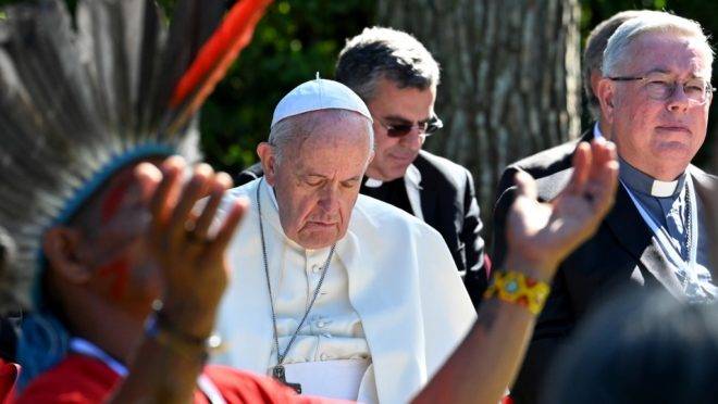 Papa Francisco em cerimônia com representantes de povos indígenas da Amazônia nos Jardins Vaticanos, 4 de outubro de 2019