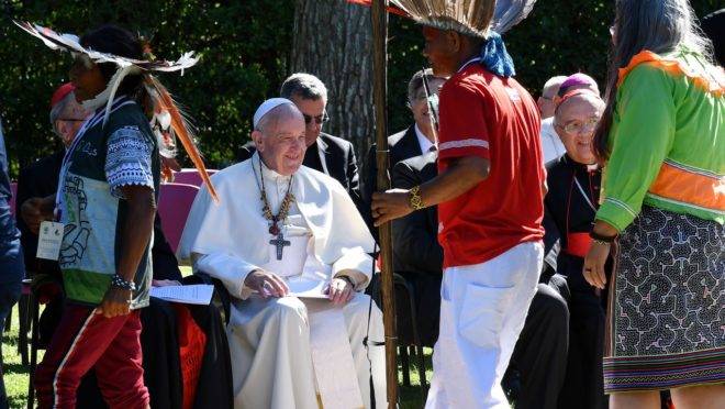 Papa Francisco junto com índios.