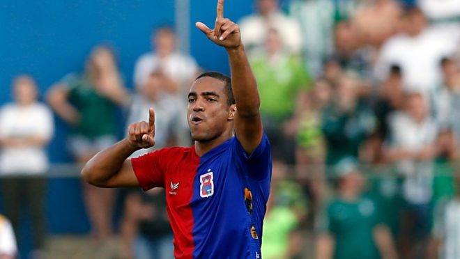 Jenison comemora o primeiro gol no clássico. Foto: Albari Rosa/Gazeta do Povo