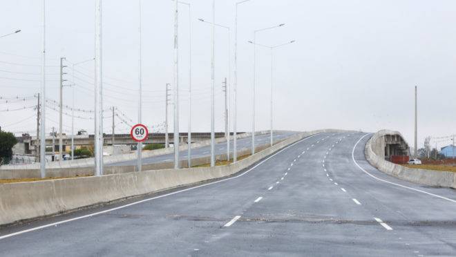 Policial tentava convencer rapaz a não pular do viaduto na Rodovia João Leopoldo Jacomel quando um homem passou gritando “pula”.