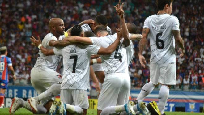 Thiago Heleno participa da comemoração do primeiro gol do Athletico contra o Bahia, marcado por Marcelo Cirino.