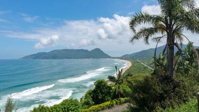 Praia de Armação, em Florianópolis, que lidera a pesquisa para quem está buscando destinos para a virada de ano.