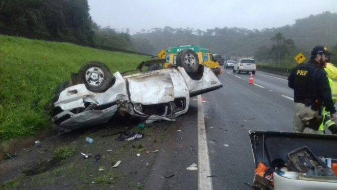 Além da morte do motorista, passageiro ficou ferido e foi levado para o Hospital Angelina Caron.