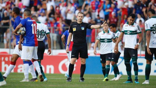 Romercio reclama com a arbitragem após a conversão do pênalti no Paratiba. Foto: Hedeson Alves/Gazeta do Povo