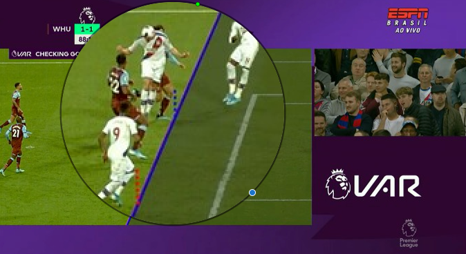 Em West Ham 1 x 2 Crystal Palace, sábado, pontilhados alinham joelhos de atacante e último defensor Em West Ham 1 x 2 Crystal Palace, sábado, pontilhados alinham joelhos de atacante e último defensor