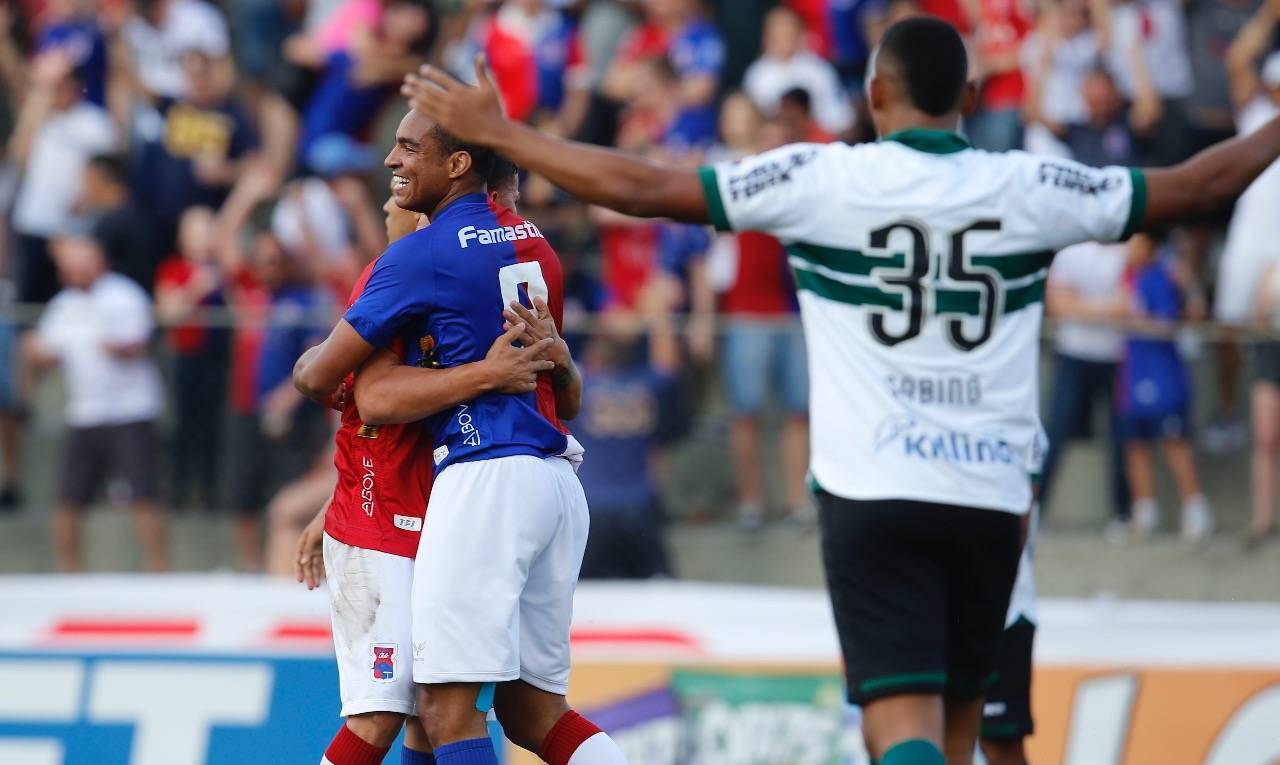 Jenison comemora o primeiro gol do clássico observado pelo zagueiro Sabino. Foto: Hedeson Alves/Gazeta do Povo Jenison comemora o primeiro gol do clássico observado pelo zagueiro Sabino. Foto: Hedeson Alves/Gazeta do Povo