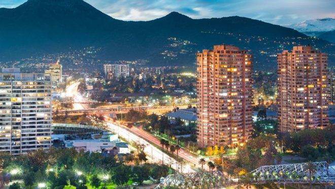 O voo de menos de quatro horas de duração para Santiago também vai facilitar as conexões de quem sai de Curitiba para os destinos do Pacífico.