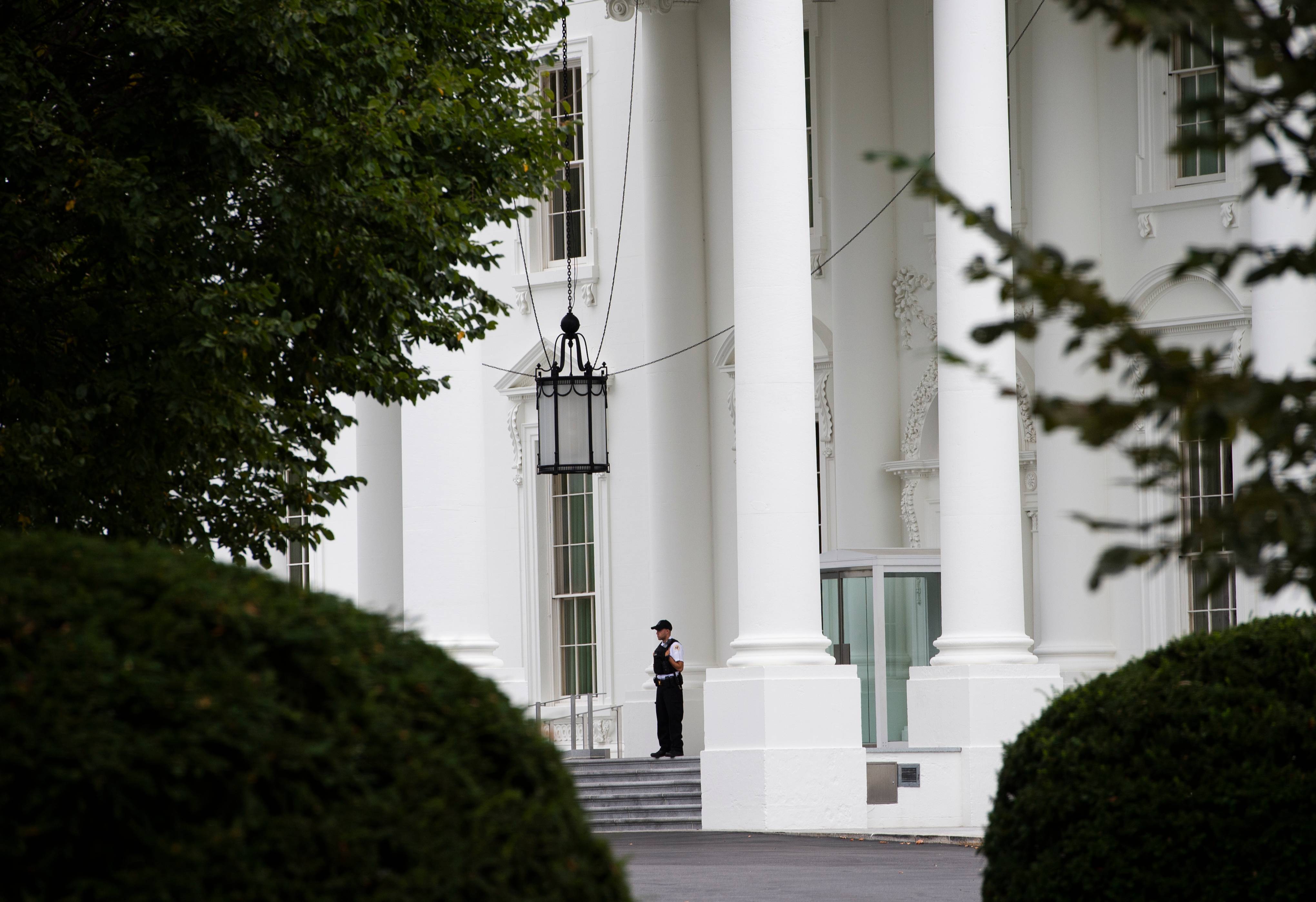 Membro do Serviço Secreto dos EUA vigia a entrada da Casa Branca