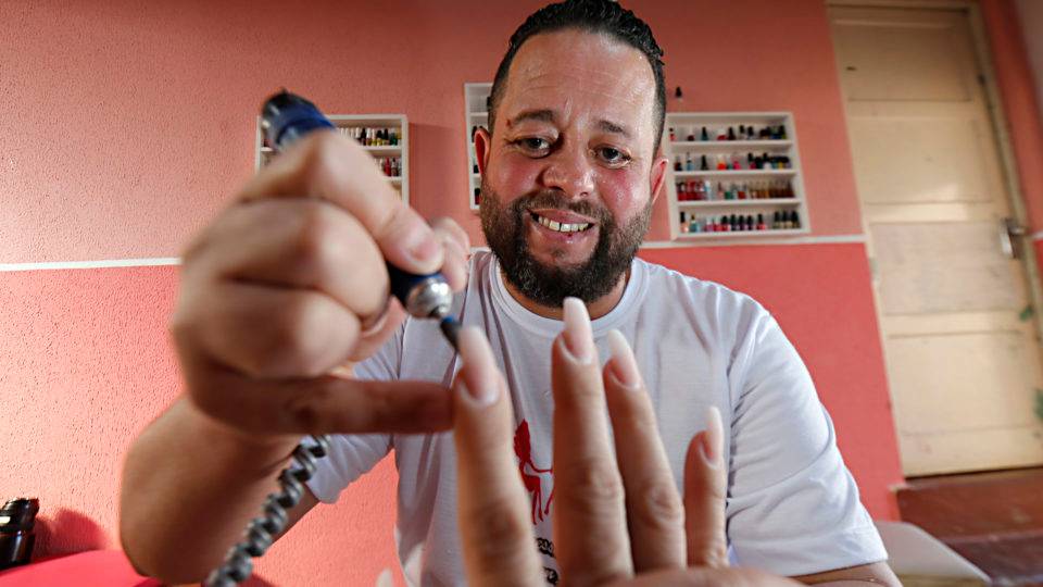 Ex-vigilante supera depressão e faz sucesso como manicuro em Curitiba O manicuro Robson Barbosa e a esposa Vanessa Maceno montaram um salão na garagem de casa