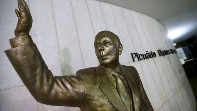 Câmara dos Deputados inaugurou estátua de Ulysses Guimarães em homenagem aos 103 anos de seu nascimento.