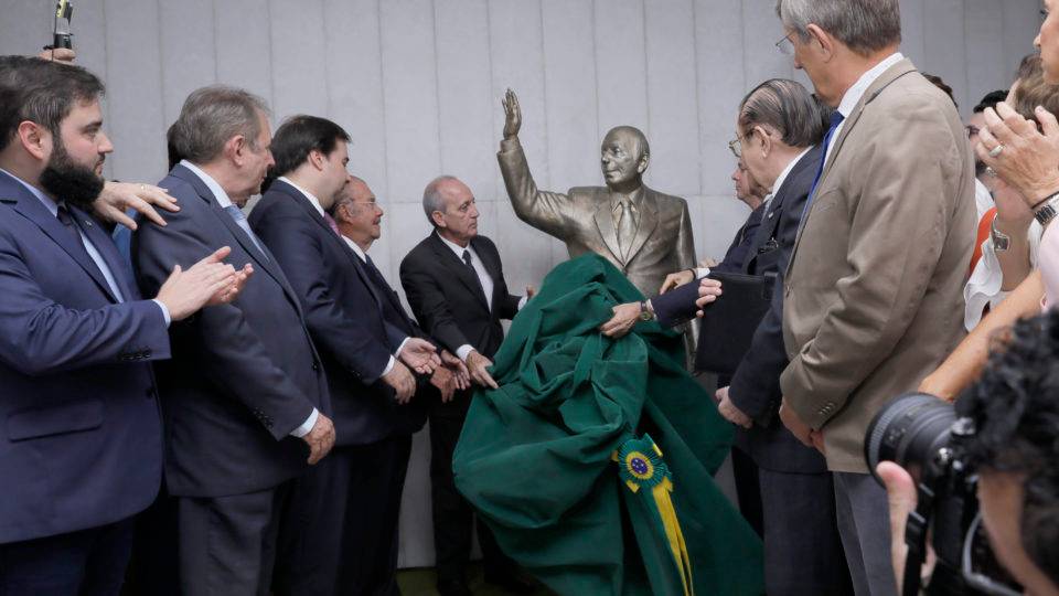 Imagem em bronze foi doada à Câmara pela Fundação Ulysses Guimarães, centro de estudos e pesquisas do MDB.