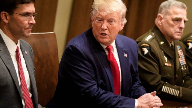 O secretário de Defesa dos EUA, Mark Esper; o presidente dos EUA, Donald Trump; e o diretor do Estado Maior COnjunto, Mark A. Milley, em reunião com líderes militares, 7 de outubro de 2019
